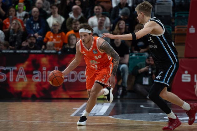 GER, Basketball, easy Credit BBL, Rasta Vechta vs Veolia Towers Hamburg 07 12 2025, Rasta Dome, Vechta, GER, easy Credit BBL, Rasta Vechta vs Veolia Towers Hamburg , in the picture Booker COPLIN Rasta Vechta 30 Zsombor MARONKA Veolia Towers Hamburg 5 nordphotoxgmbhx xRojahn nph00310