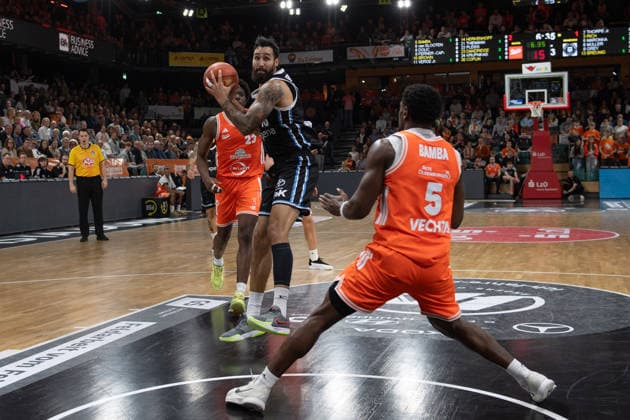 GER, Basketball, easy Credit BBL, Rasta Vechta vs Veolia Towers Hamburg 07 12 2025, Rasta Dome, Vechta, GER, easy Credit BBL, Rasta Vechta vs Veolia Towers Hamburg , pictured Martin BREUNING Veolia Towers Hamburg 13 TJ BAMBA Rasta Vechta 5 nordphotoxgmbhx xRojahn nph00310