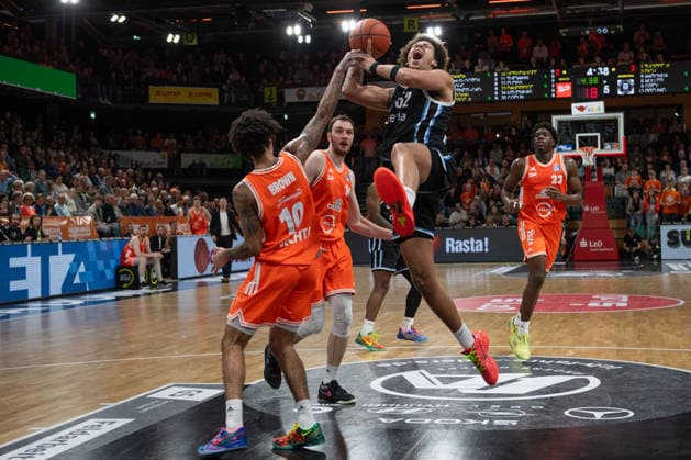GER, Basketball, easy Credit BBL, Rasta Vechta vs Veolia Towers Hamburg 07 12 2025, Rasta Dome, Vechta, GER, easy Credit BBL, Rasta Vechta vs Veolia Towers Hamburg , pictured Zacharie PERRIN Veolia Towers Hamburg 52 Tevin BROWN Rasta Vechta 10 Philipp KERKENHOFF Rasta Vechta 14 Malcolm DANDRIDGE Rasta Vechta 23 nordphotoxgmbhx xRojahn nph00310