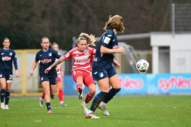 Jenny Hipp 27 1 FC Union Berlin with ball, while Marie Steiner 19 TSG Hoffenheim Women defends ball action in the game Copyright: xMichaelxGelhardtx
