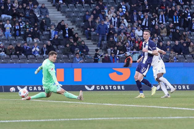 07 12 2025, xtgx, Fussball 2 Bundesliga, Hertha BSC Berlin 1 FC Magdeburg emspor, v l Rayan Ghrieb Magdeburg schiesst Tor, schießt, Torschuetze, erzielt Tor, Treffer, scores the goal 0 2 DFL DFB REGULATIONS PROHIBIT ANY USE OF PHOTOGRAPHS as IMAGE SEQUENCES and or QUASI VIDEO Berlin