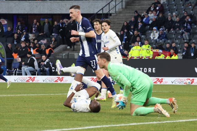 DEU, DFL, 2 FBL, Hertha BSC vs 1 FC Magdeburg, 07 12 2025, Berliner Olympiastadion, Berlin, DEU, DFL, 2 FBL, Hertha BSC vs 1 FC Magdeburg, im Bild Tjark Ernst Hertha BSC Berlin 1 , Niklas Kolbe Hertha BSC Berlin 27 , Silas Gnaka 1 FC Magdeburg 25 DFL regulations prohibit any use of Photographs as image sequences and or quasi video nordphotoxGmbHx xEngler nph00076
