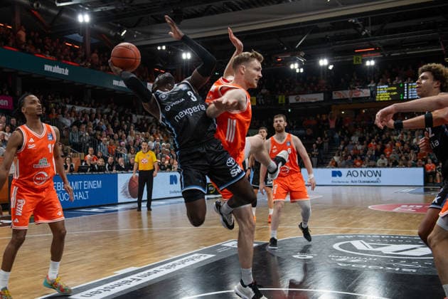 GER, Basketball, easy Credit BBL, Rasta Vechta vs Veolia Towers Hamburg 07 12 2025, Rasta Dome, Vechta, GER, easy Credit BBL, Rasta Vechta vs Veolia Towers Hamburg , pictured Osaro RICH Veolia Towers Hamburg 3 Lars THIEMANN Rasta Vechta 21 nordphotoxgmbhx xRojahn nph00310