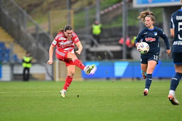 Valesca Ampoorter 18 TSG Hoffenheim Women with ball, while Antonia Halverkamps 29 1 FC Union Berlin shoots ball action in the game Copyright: xMichaelxGelhardtx