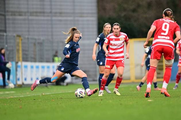 29 TSG Hoffenheim Women and Melissa Kössler 25 TSG Hoffenheim Women defending against Leona Seifert 18 1 FC Union Berlin with ball control and defense Copyright: xMichaelxGelhardtx