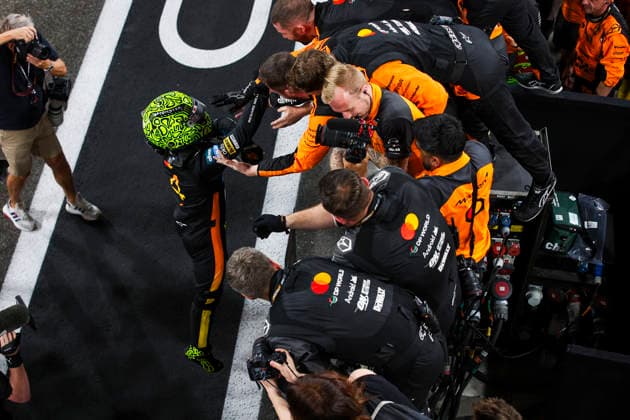 F1 - ABU DHABI GRAND PRIX 2025 NORRIS Lando (gbr), McLaren F1 Team MCL39, portrait celebrating his 1st F1 World Title with his team during the 2025 Formula 1 Abu Dhabi Grand Prix, 24th round of the 2025 FIA Formula One World Championship, WM, Weltmeisterschaft from December 05 to 07, 2025 on the Yas Marina Circuit, in Abu Dhabi, United Arab Emirates - Abu DhabiUnited Arab Emirates  Copyright: xXavixBonillax