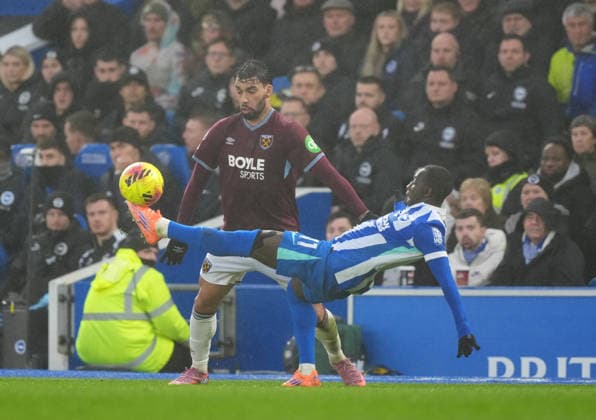 Brighton and Hove Albion v West Ham United, Premier League, Football, Amex Stadium, Brighton, UK - 07 Dec 2025 Lucas Paqueta of West Ham United and Yankuba Minteh of Brighton. Brighton Amex Stadium Brighton GBR, UK NEWSPAPERS OUT Copyright: xSeanxRyanx