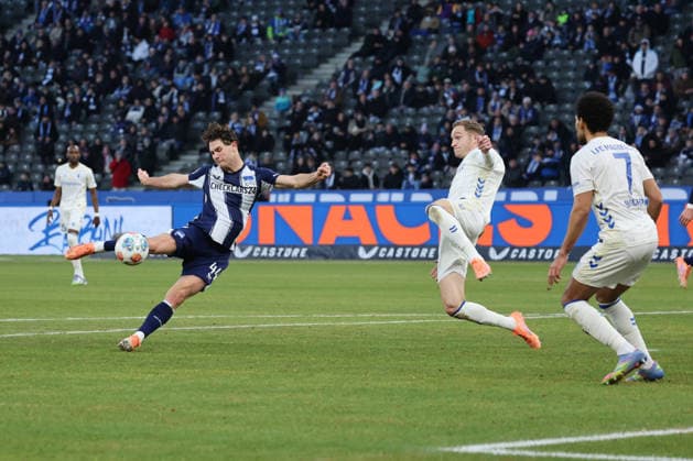 2 Soccer Bundesliga, Hertha BSC 1 FC Magdeburg Pascal Klemens Hertha BSC 41 taking a shot on goal against Maximilian Breunig FC Magdeburg, 9 and Herbert Bockhorn FC Magdeburg, 7 , during the match in the 2 Soccer Bundesliga, Hertha BSC 1 FC Magdeburg in Berlin, Olympiastadion, on 07 12 2025 DFB regulations prohibit any use of photographs as image sequences and or quasi video Copyright: xBEAUTIFULxSPORTS Frankex