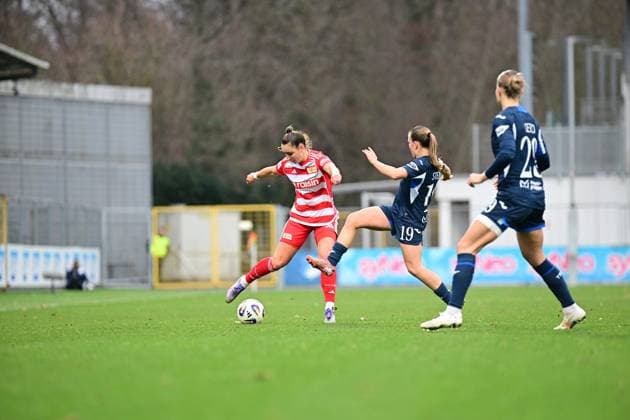 Anna Weiß 21 1 FC Union Berlin with the ball, while Marie Steiner 19 TSG Hoffenheim Women and Laura Gloning 20 TSG Hoffenheim Women defend ball control and tackling Copyright: xMichaelxGelhardtx