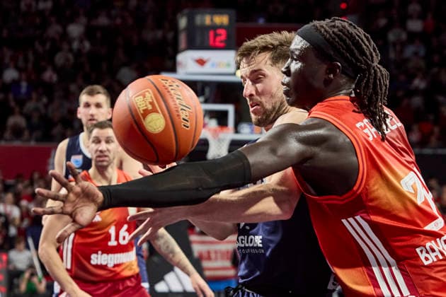German Basketball Bundesliga BBL , FC Bayern Munich Basketball vs SYNTAINICS MBC, Munich FC Bayern Basketball, SYNTAINICS MBC, 2025 12 07 in Munich BMW Park Munich REAVES Spencer SYNTAINICS MBC Shooting Guard Nr 31 MBC31 , GABRIEL Wenyen FC Bayern Basketball C Nr32 FCBB32 sportworld Munich BMW Park Munich Bayern Germany