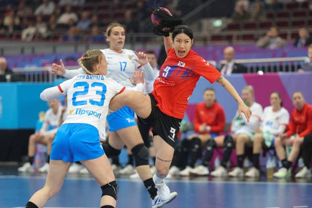 South Korea Czech Republic, IHF Womens Handball World Championship Yeong Yeong Lee South Korea, 9 vs üt23 and Karolina Pejsova Czech Republic, 17 3 Main round match of the Womens Handball World Championship between South Korea and Czech Republic on December 7, 2025 at Westfalenhalle in Dortmund , Dortmund Nordrhein Westfalen Germany Westfalenhalle