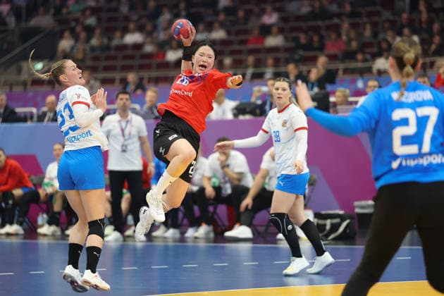 South Korea Czech Republic, IHF Womens Handball World Championship Bit na Woo South Korea, 26 finds the gap to score against Patricie Wizurkova Czech Republic, 27 3 main round match of the Womens Handball World Championship between South Korea and Czech Republic on December 7, 2025 at Westfalenhalle in Dortmund , Dortmund Nordrhein Westfalen Germany Westfalenhalle