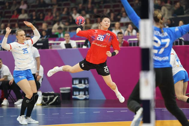 South Korea Czech Republic, IHF Womens Handball World Championship Bit na Woo South Korea, 26 vs Patricie Wizurkova Czech Republic, 27 3 Main Round Match of the Womens Handball World Championship between South Korea and Czech Republic on December 7, 2025 at Westfalenhalle in Dortmund , Dortmund Nordrhein Westfalen Germany Westfalenhalle