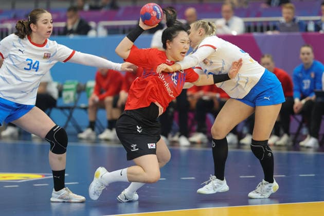 South Korea Czech Republic, IHF Womens Handball World Championship Bit na Woo South Korea, 26 between Julie Frankova Czech Republic, 34 and Valerie Smetkova Czech Republic, 35 3 main round match of the Womens Handball World Championship between South Korea and Czech Republic on December 7, 2025 at the Westfalenhalle in Dortmund , Dortmund Nordrhein Westfalen Germany Westfalenhalle
