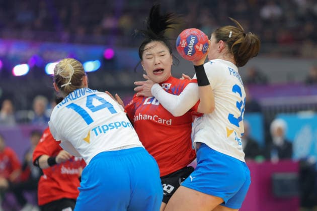 South Korea Czech Republic, IHF Womens Handball World Championship Bit na Woo South Korea, 26 vs Kamila Kordovska Czech Republic, 14 and Julie Frankova Czech Republic, 34 3 Main Round match of the Womens Handball World Championship between South Korea and Czech Republic on December 7, 2025 at Westfalenhalle in Dortmund , Dortmund Nordrhein Westfalen Germany Westfalenhalle
