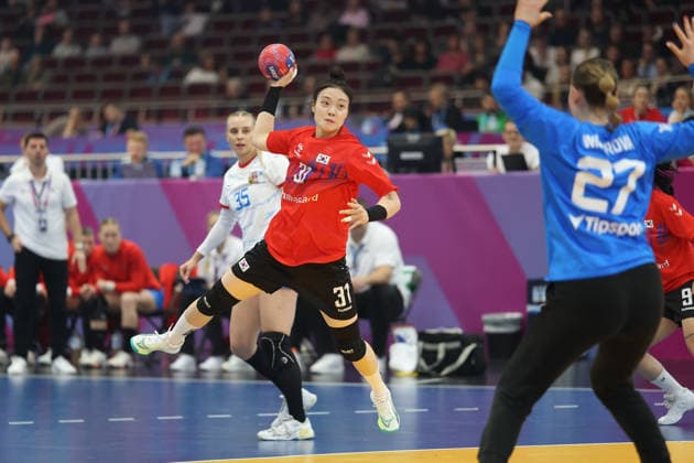 South Korea Czech Republic, IHF Womens Handball World Championship Bo Eun Gim South Korea, 31 vs Patricie Wizurkova Czech Republic, 27 3 Main Round match of the Womens Handball World Championship between South Korea and Czech Republic on December 7, 2025 at Westfalenhalle in Dortmund , Dortmund Nordrhein Westfalen Germany Westfalenhalle