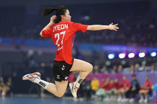 South Korea Czech Republic, IHF Womens Handball World Championship Ji yeon Jeon South Korea, 27 3 main round match of the Womens Handball World Championship between South Korea and Czech Republic on December 7, 2025 at the Westfalenhalle in Dortmund , Dortmund Nordrhein Westfalen Germany Westfalenhalle