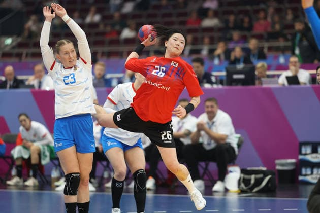 South Korea Czech Republic, IHF Womens Handball World Championship Bit na Woo South Korea, 26 3 main round match of the Womens Handball World Championship between South Korea and Czech Republic on December 7, 2025 at the Westfalenhalle in Dortmund , Dortmund Nordrhein Westfalen Germany Westfalenhalle