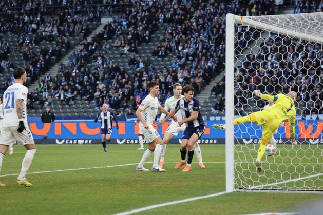 2 Soccer Bundesliga, Hertha BSC 1 FC Magdeburg Goalkeeper Dominik Reimann FC Magdeburg, 1 holds, saves a shot on goal, during the match in the 2 Soccer Bundesliga, Hertha BSC 1 FC Magdeburg in Berlin, Olympiastadion, on 07 12 2025 DFB regulations prohibit any use of photographs as image sequences and or quasi video Copyright: xBEAUTIFULxSPORTS Frankex