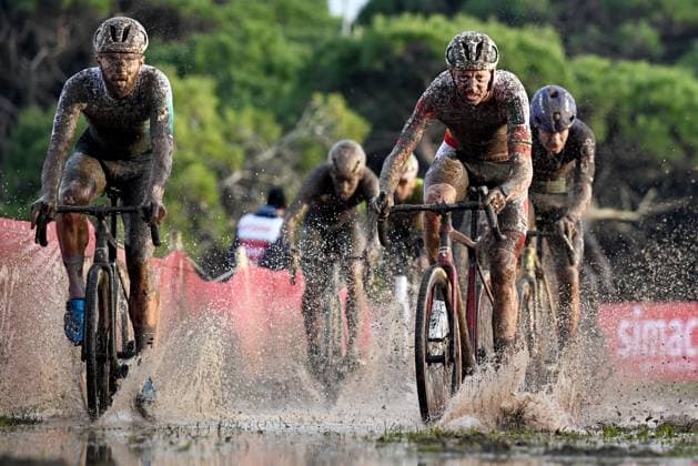 Dutch Joris Nieuwenhuis and Belgian Michael Vanthourenhout pictured in action during the men s elite race of the Cyclocross World Cup, in Terralba, Sardinia, Italy, Sunday 07 December 2025, stage 3 (out of 12) in the World Cup of the 2026-2027 season. DAVIDxPINTENS  x147198183x