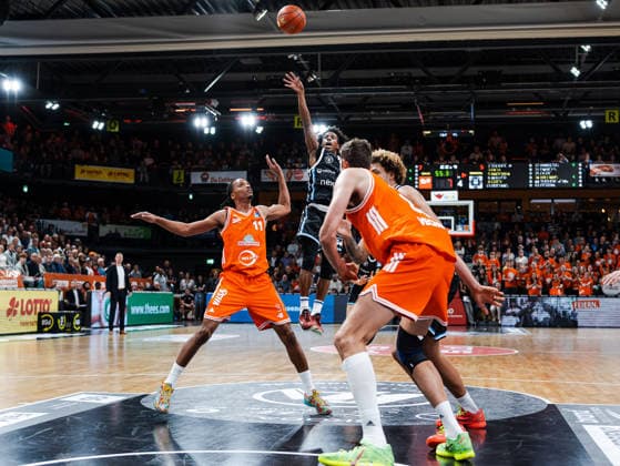Ross Williams Veolia Towers Hamburg, 34 throws to the basket Alonzo Verge Jr RASTA Vechta, 11 and Tibor Pleiss RASTA Vechta, 22 can no longer block Rasta Vechta vs Veolia Towers Hamburg, Basketball, easyCredit Basketball Bundesliga, 9 Matchday, Season 2025 2026, 07 12 2025 Rasta Vechta vs Veolia Towers Hamburg, Basketball, easyCredit Basketball Bundesliga, 9 Matchday, Season 2025 2026, 07 12 2025 Vechta Copyright: xEibner-Pressefoto DamianxKruczynx EP_DKI