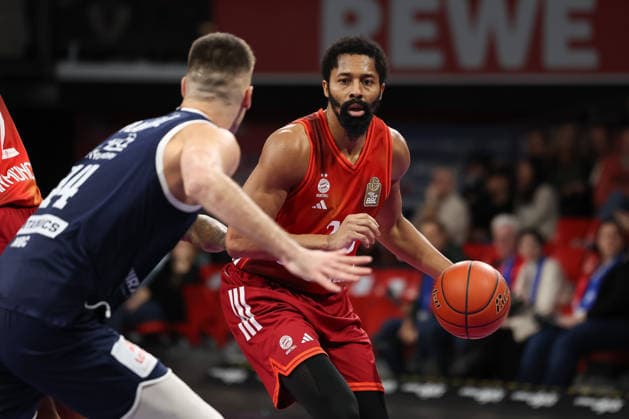 Spencer Dinwiddie FC Bayern Basketball, 26 with Jure Planinic SYNTAINICS MBC, 44 , GER, FC Bayern Basketball vs SYNTAINICS MBC, Basketball, easycredit Basketball Bundesliga, 9 Matchday, Season 2025 2026, 07 12 2025, GER, FC Bayern Basketball vs SYNTAINICS MBC, Basketball, easycredit Basketball Bundesliga, 9 Matchday, Season 2025 2026, 07 12 2025 Munich Copyright: xEibner-Pressefoto JennixMaulx EP_JML