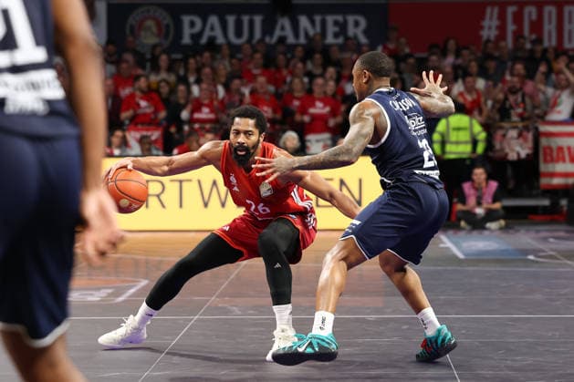 Spencer Dinwiddie FC Bayern Basketball, 26 with Charles Callison SYNTAINICS MBC, 23 , GER, FC Bayern Basketball vs SYNTAINICS MBC, Basketball, easycredit Basketball Bundesliga, 9 Matchday, Season 2025 2026, 07 12 2025, GER, FC Bayern Basketball vs SYNTAINICS MBC, Basketball, easycredit Basketball Bundesliga, 9 Matchday, Season 2025 2026, 07 12 2025 Munich Copyright: xEibner-Pressefoto JennixMaulx EP_JML