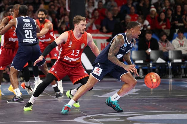 Charles Callison SYNTAINICS MBC, 23 with Andreas Obst FC Bayern Basketball, 13 , GER, FC Bayern Basketball vs SYNTAINICS MBC, Basketball, easycredit Basketball Bundesliga, 9 Matchday, Season 2025 2026, 07 12 2025, GER, FC Bayern Basketball vs SYNTAINICS MBC, Basketball, easycredit Basketball Bundesliga, 9 Matchday, Season 2025 2026, 07 12 2025 Munich Copyright: xEibner-Pressefoto JennixMaulx EP_JML