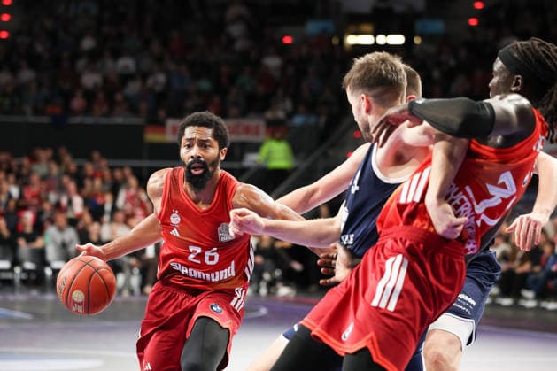 Spencer Dinwiddie FC Bayern Basketball, 26 with Spencer Reaves SYNTAINICS MBC, 31 and Wenyen Gabriel FC Bayern Basketball, 32 , GER, FC Bayern Basketball vs SYNTAINICS MBC, Basketball, easycredit Basketball Bundesliga, 9 Matchday, Season 2025 2026, 07 12 2025, GER, FC Bayern Basketball vs SYNTAINICS MBC, Basketball, easycredit Basketball Bundesliga, 9 Matchday, Season 2025 2026, 07 12 2025 Munich Copyright: xEibner-Pressefoto JennixMaulx EP_JML