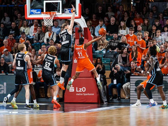 Alonzo Verge Jr RASTA Vechta, 11 in the throw against Niklas Wimberg Veolia Towers Hamburg, 17 Rasta Vechta vs Veolia Towers Hamburg, Basketball, easyCredit Basketball Bundesliga, 9 Matchday, Season 2025 2026, 07 12 2025 Rasta Vechta vs Veolia Towers Hamburg, Basketball, easyCredit Basketball Bundesliga, 9 Matchday, Season 2025 2026, 07 12 2025 Vechta Copyright: xEibner-Pressefoto DamianxKruczynx EP_DKI
