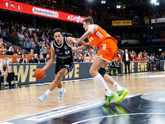 Benedikt Turudic Veolia Towers Hamburg, 44 in duel against Tibor Pleiss RASTA Vechta, 22 Rasta Vechta vs Veolia Towers Hamburg, Basketball, easyCredit Basketball Bundesliga, Matchday 9, Season 2025 2026, 07 12 2025 Rasta Vechta vs Veolia Towers Hamburg, Basketball, easyCredit Basketball Bundesliga, Matchday 9, Season 2025 2026, 07 12 2025 Vechta Copyright: xEibner-Pressefoto DamianxKruczynx EP_DKI