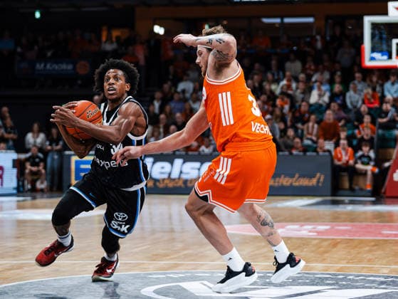Ross Williams Veolia Towers Hamburg, 34 dribbling against Booker Coplin RASTA Vechta, 30 Rasta Vechta vs Veolia Towers Hamburg, Basketball, easyCredit Basketball Bundesliga, Matchday 9, Season 2025 2026, 07 12 2025 Rasta Vechta vs Veolia Towers Hamburg, Basketball, easyCredit Basketball Bundesliga, Matchday 9, Season 2025 2026, 07 12 2025 Vechta Copyright: xEibner-Pressefoto DamianxKruczynx EP_DKI