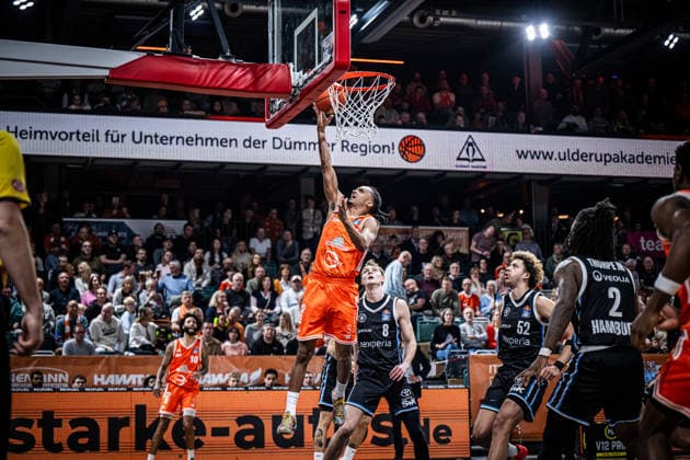 1 Basketball Bundesliga, easyCredit BBL, Season 2025 2026, Men, Main round, 9 Matchday, 07 12 2025, RASTA Vechta Veolia Hamburg Towers Alonzo Verge 11 RASTA Vechta at the basket Vechta RASTA Dome Lower Saxony Germany