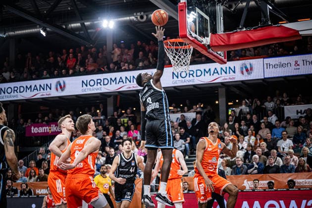 1 Basketball Bundesliga, easyCredit BBL, Season 2025 2026, Men, Main Round, 9 Matchday, 07 12 2025, RASTA Vechta Veolia Hamburg Towers Osaro Rich Igbineweka 3 Veolia Towers Hamburg at the Korbleger Vechta RASTA Dome Niedersachsen Germany