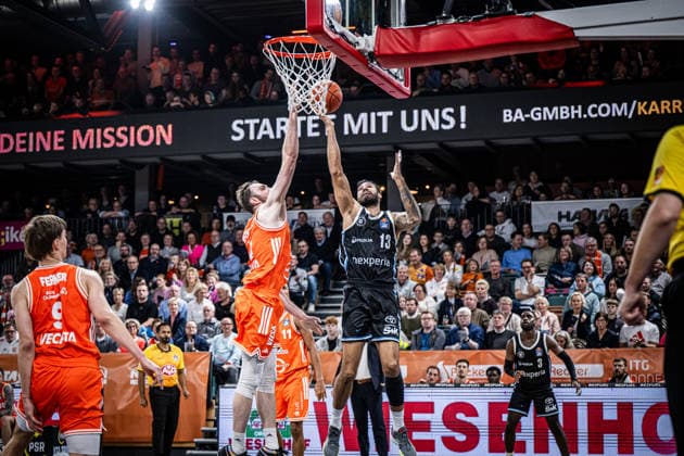 1 Basketball Bundesliga, easyCredit BBL, Season 2025 2026, Men, Main round, 9 Matchday, 07 12 2025, RASTA Vechta Veolia Hamburg Towers Martin Breunig 13 Veolia Towers Hamburg at the basket Vechta RASTA Dome Lower Saxony Germany