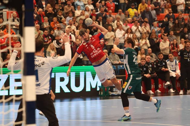 Handball Daikin Handball Bundesliga 2025 2026 Handball Sport Verein Hamburg vs ThSV Eisenach Goalkeeper Constantin Mï¿½ Moestl Lemgo ,Jacob Arenth Lassen Hamburg ,successful shot on goal,Felix Aellen Eisenach , Sporthalle Hamburg Hamburg Hamburg