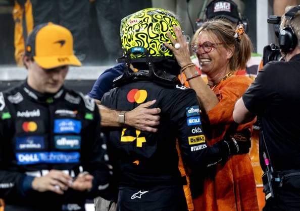 ABU DHABI - Lando Norris (McLaren) celebrates his world title with his mother at the Yas Marina Circuit after the Abu Dhabi Grand Prix. ANP SANDER KONING xVIxANPxSportx xxANPxIVx 544184323 originalFilename: 544184323.jpg