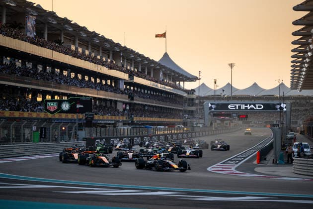 Max Verstappen Oracle Red Bull Racing, Netherlands, 01 in RB21, Lando Norris McLaren Formula 1 Team, Great Britain, 04 in MCL39, Oscar Piastri McLaren Formula 1 Team, Australia, 81 on the grid Race start, UAE, Formula 1 World Championship, Abu Dhabi Grand Prix, Yas Marina Circuit, Race, 07 12 2025 UAE, Formula 1 World Championship, Abu Dhabi Grand Prix, Yas Marina Circuit, Race, 07 12 2025 Yas Marina Island Copyright: xEibner-Pressefoto Memmlerx EP_MMR