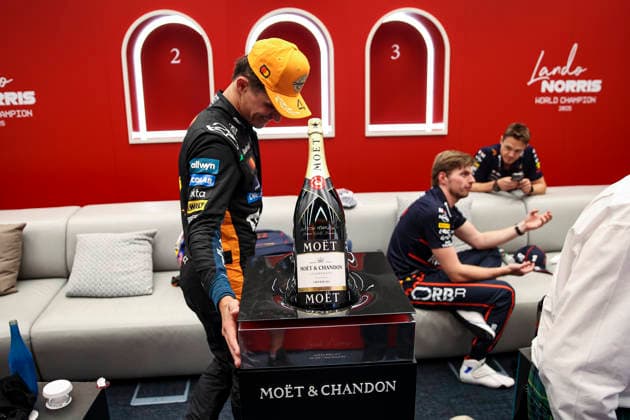 F1 - ABU DHABI GRAND PRIX 2025 NORRIS Lando (gbr), McLaren F1 Team MCL39, portrait Moet and Chandon bottle trophy FIA Formula One Drivers World Champion 2025 during the 2025 Formula 1 Abu Dhabi Grand Prix, 24th round of the 2025 FIA Formula One World Championship, WM, Weltmeisterschaft from December 05 to 07, 2025 on the Yas Marina Circuit, in Abu Dhabi, United Arab Emirates - Abu DhabiUnited Arab Emirates  Copyright: xXavixBonillax