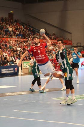 Handball Daikin Handball Bundesliga 2025 2026 Handball Sport Verein Hamburg vs ThSV Eisenach Jacob Arenth Lassen Hamburg ,successful goal throw,Justin Kurch Eisenach , Sporthalle Hamburg Hamburg