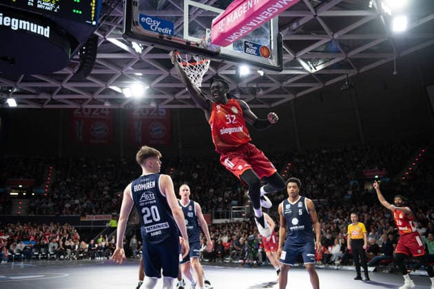 Wenyen Gabriel 32 Bayern in action at the match Bayern Munich SYNTAINICS MBC on 07 12 2025 in Munich Munich BMW Park Bayern Germany