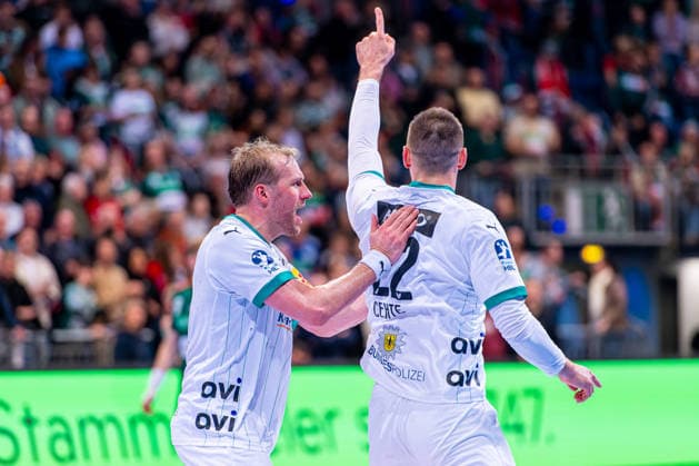 Max Darj Füchse Berlin, No. 5 Nejc Cehte Füchse Berlin, No. 22 v l , TSV Hannover Burgdorf green against Füchse Berlin white on matchday 15 of the 2025 2026 season in the DAIKIN Handball Bundesliga 07 12 2025, ZAG Arena Hannover, GER , Copyright: xJanxGuentherx xTSVxHannover-Burgdorfx