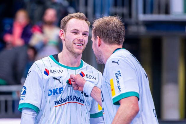 Mathias Gidsel Füchse Berlin, No. 19 v l , TSV Hannover Burgdorf green against Füchse Berlin white on matchday 15 of the 2025 2026 season in the DAIKIN Handball Bundesliga 07 12 2025, ZAG Arena Hannover, GER , Copyright: xJanxGuentherx xTSVxHannover-Burgdorfx