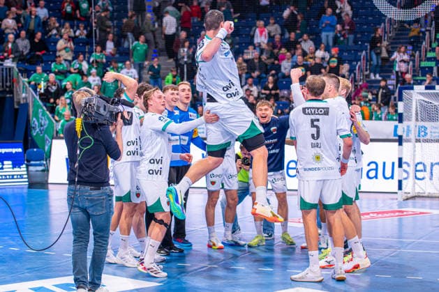 Dejan Milosavljev Füchse Berlin, No. 93 v l , TSV Hannover Burgdorf green against Füchse Berlin white on matchday 15 of the 2025 2026 season in the DAIKIN Handball Bundesliga 07 12 2025, ZAG Arena Hannover, GER , Copyright: xJanxGuentherx xTSVxHannover-Burgdorfx