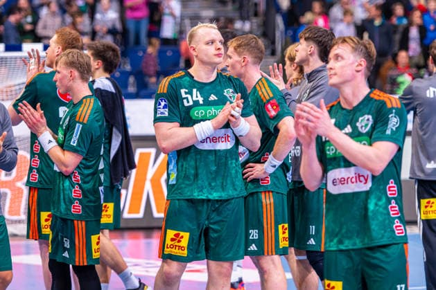 Justus Fischer TSV Hannover Burgdorf, No. 54 v l , TSV Hannover Burgdorf green against Füchse Berlin white on matchday 15 of the 2025 2026 season in the DAIKIN Handball Bundesliga 07 12 2025, ZAG Arena Hannover, GER , Copyright: xJanxGuentherx xTSVxHannover-Burgdorfx