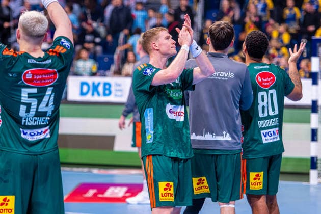 Jonathan Edvardsson TSV Hannover Burgdorf, No. 26 v l , TSV Hannover Burgdorf green against Füchse Berlin white on matchday 15 of the 2025 2026 season in the DAIKIN Handball Bundesliga 07 12 2025, ZAG Arena Hannover, GER , Copyright: xJanxGuentherx xTSVxHannover-Burgdorfx