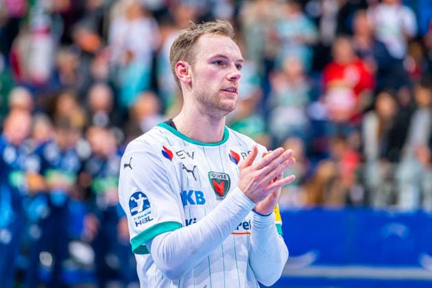 Mathias Gidsel Füchse Berlin, No. 19 v l , TSV Hannover Burgdorf green against Füchse Berlin white on matchday 15 of the 2025 2026 season in the DAIKIN Handball Bundesliga 07 12 2025, ZAG Arena Hannover, GER , Copyright: xJanxGuentherx xTSVxHannover-Burgdorfx