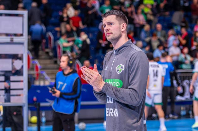 Hannes Feise TSV Hannover Burgdorf, No. 56 v l , TSV Hannover Burgdorf green against Füchse Berlin white on matchday 15 of the 2025 2026 season in the DAIKIN Handball Bundesliga 07 12 2025, ZAG Arena Hannover, GER , Copyright: xJanxGuentherx xTSVxHannover-Burgdorfx