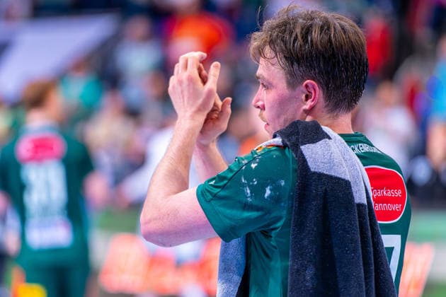 Leif Tissier TSV Hannover Burgdorf, No. 7 v l , TSV Hannover Burgdorf green against Füchse Berlin white on matchday 15 of the 2025 2026 season in the DAIKIN Handball Bundesliga 07 12 2025, ZAG Arena Hannover, GER , Copyright: xJanxGuentherx xTSVxHannover-Burgdorfx