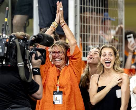 ABU DHABI Cisca Wauman (mother of Lando Norris) and Margarida Corceiro (girlfriend of Lando Norris) celebrate Lando Norris s (McLaren) world title victory at the Yas Marina Circuit at the end of the Abu Dhabi Grand Prix. ANP SANDER KONING xVIxANPxSportx xxANPxIVx 544185979 originalFilename: 544185979.jpg